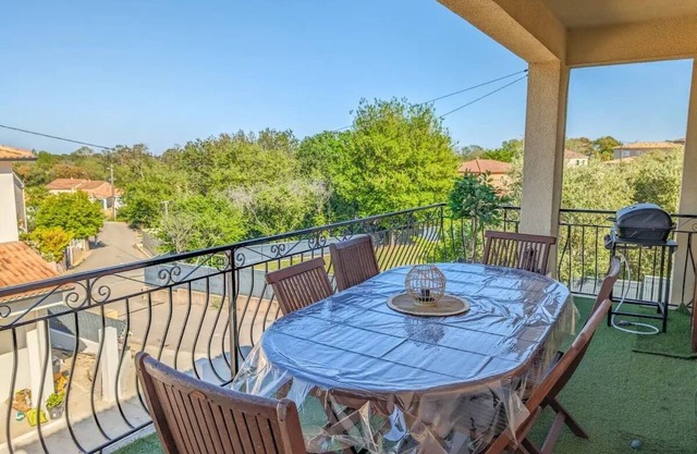 Large T4 apartment with terrace close to beaches and town