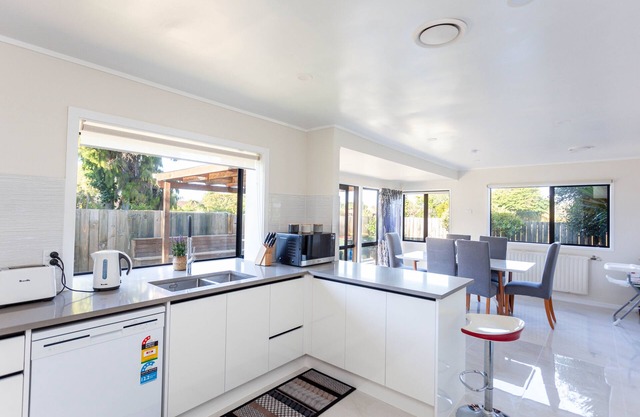 Large Town House close to Golf club Te puia and Polynesian Spa