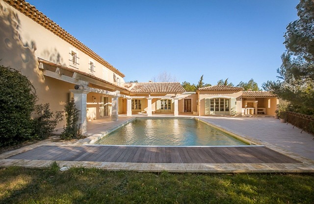 Large upscale property, 8 bedrooms 7 bathrooms,heating pool,sauna,air cond.,Golf