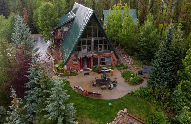 Large Upscale Retreat off Vasquez Rd. Sleeps 14