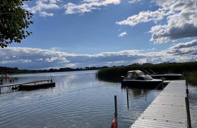 Large vacation home "Haus Weidenweg " directly on the water with its own lake access