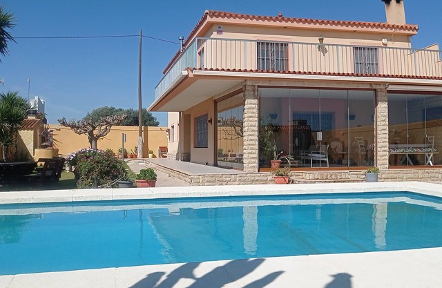 Large villa in quiet area, very spacious and sunny (pet friendly).