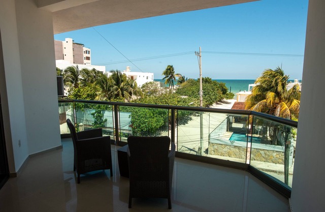 Large Villa private pool, 1 block from the beach