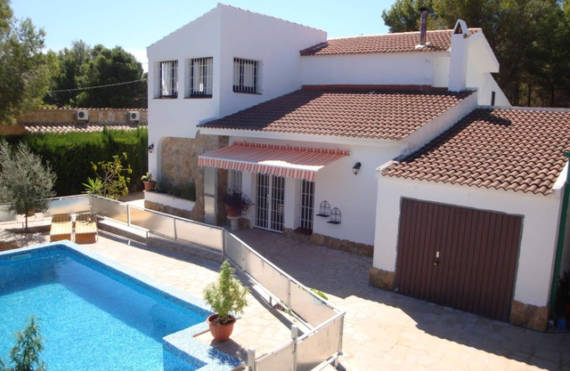 Large villa with 11 rooms, with pool, 150m. from the beach, handicapped accessible