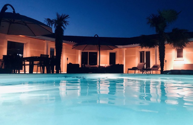 LARGE VILLA WITH HEATED SWIMMING POOL CLOSE TO THE LAKE BEACHES AND MARINA.