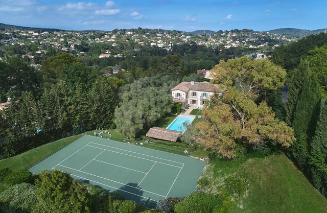 Large Villa With Tennis Court and Walking Distance to the old Town