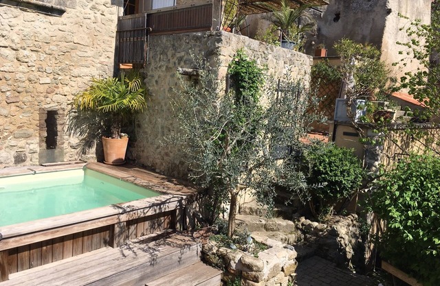Large village house with pool south Luberon