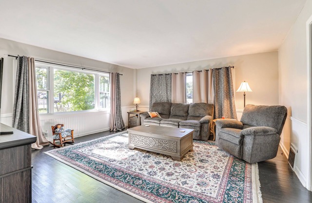 Large Yard & Fire Pit: Pet-Friendly Ravenna Home!