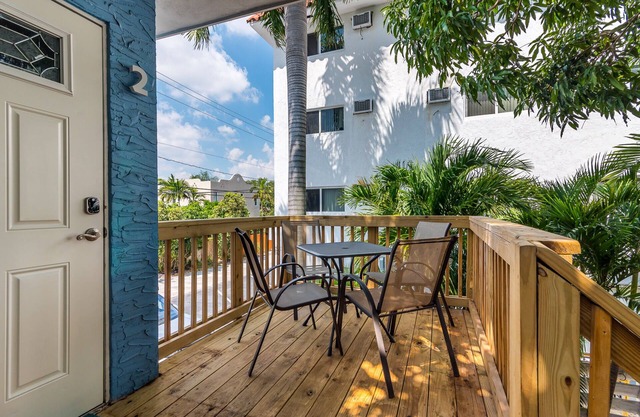 Las Olas 2 Bedroom Apt.: Walking to Beach, Dining and Nightlife!