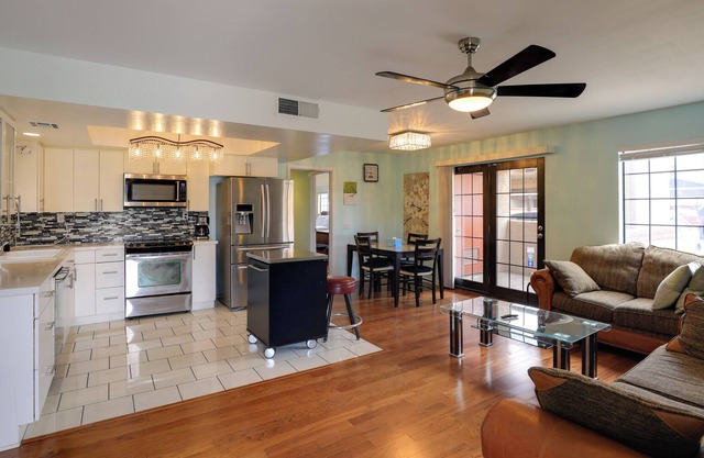 Las Vegas Townhome w/ Community Pool & Hot Tubs!