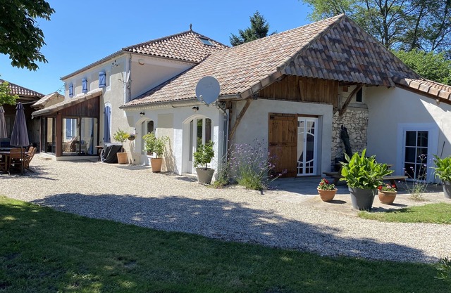 Lasclottes Granary, 5 acres on the river Lot, perfect for up to 12 people