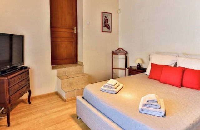 LAUNCH PROMO! Detached house 12km from Avignon in a small village