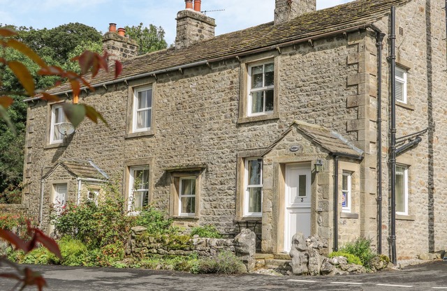 LAVENDER COTTAGE, pet friendly, with open fire in Threshfield