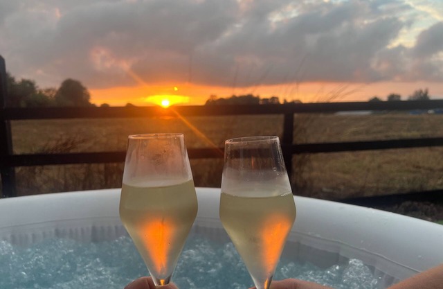 Lavender Lodge - Pool and Hot Tub with sunset views over open fields & Fast WiFi