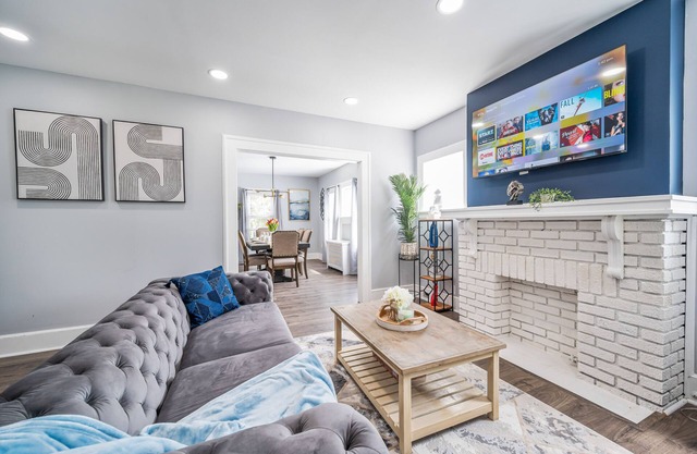 Lavish 3 Bedroom 1 Bath house-10 minutes to EWR/FREE parking for multiple cars.