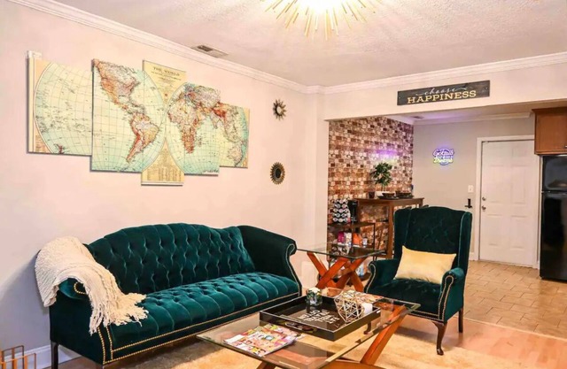 Lavish Townhome with King & Queen Beds in Plaza Midwood-10 min drive uptown