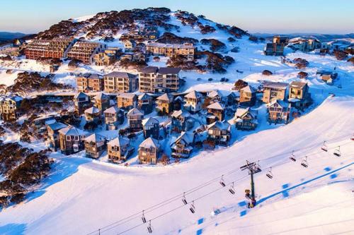Lawlers 8 Beautiful Spacious Ski Chalet
