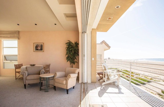 LAX Beachhouse - Luxury On The Sand and near LAX