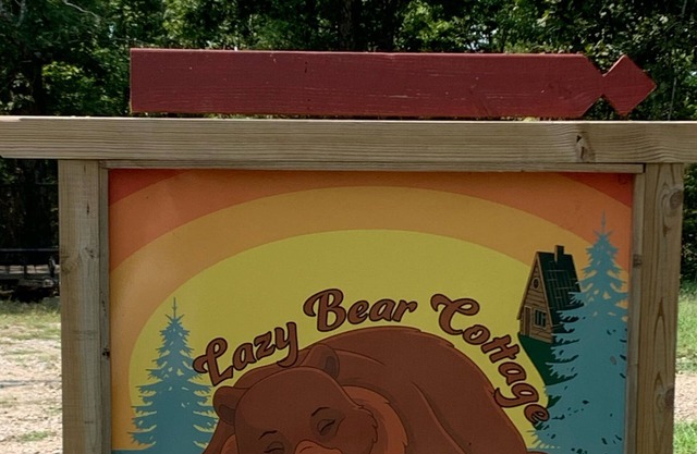 Lazy Bear Cottage with Beautiful view and Fiber Internet!
