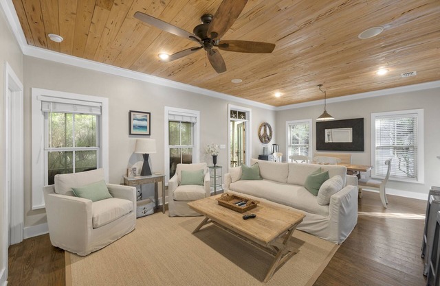 'Lazy Magnolia' - Close to Beach & Pool w/4 Bikes & Beach Chairs! Near Rosemary!