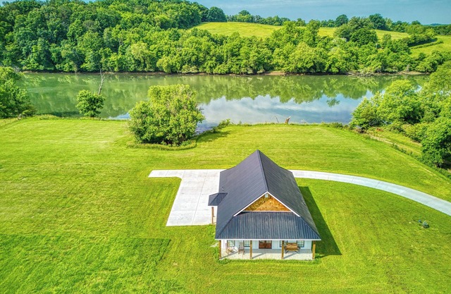 Lazy River Cabin, Hot Tub, $685 in FREE Attraction tickets each paid day!