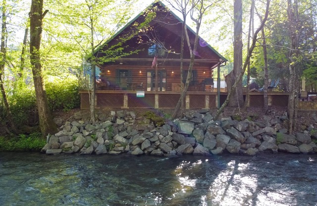 Lazy River Days - Riverfront cabin w/Amazing Views in Downtown Helen