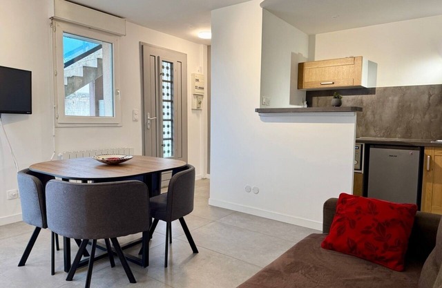 Le Bacquin 21 town center 2 minutes away, train station 700 m away, secure private parking.