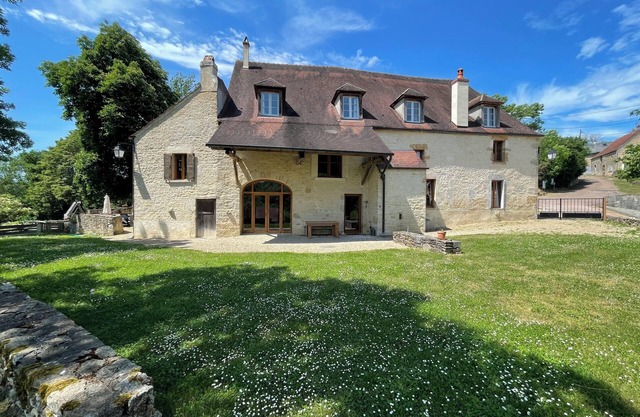 Le Balcon du Morvan. Quiet rural farm with stunning view. Close to Vezelay.