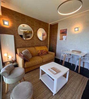 Le Cézembre, au pied de la plage