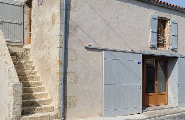 Le Chai house from the 19th century full of charm with its stone staircase.