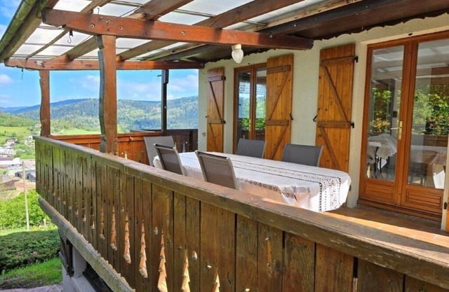 Le Chalet Sous les Sapins, calme, superbe vue avec piscine et sauna