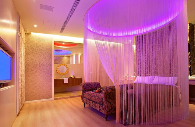 Le Chateau Hotel