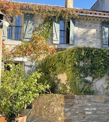 Le Domaine de La Tuilerie - Gite de charme en bord de riviere avec piscine