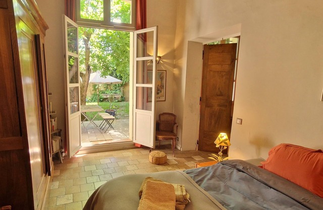 Le Jardin secret, unique and quiet apartment with garden in the center of town