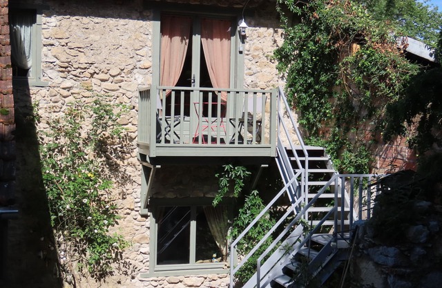 Le Loft one bedroom private apartment with kitchen, garden and heated pool