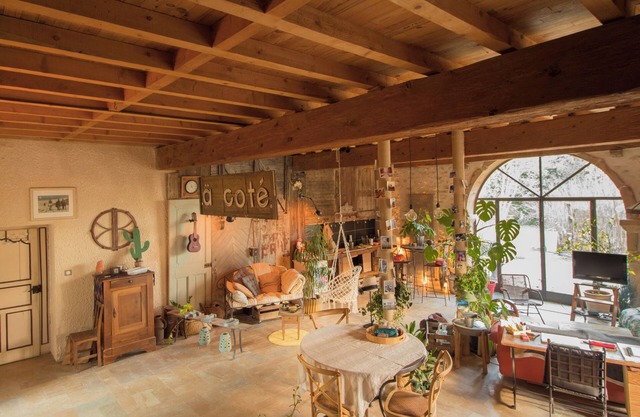 Le Manoir Bressan Beautiful spacious family home, quiet, dogs OK