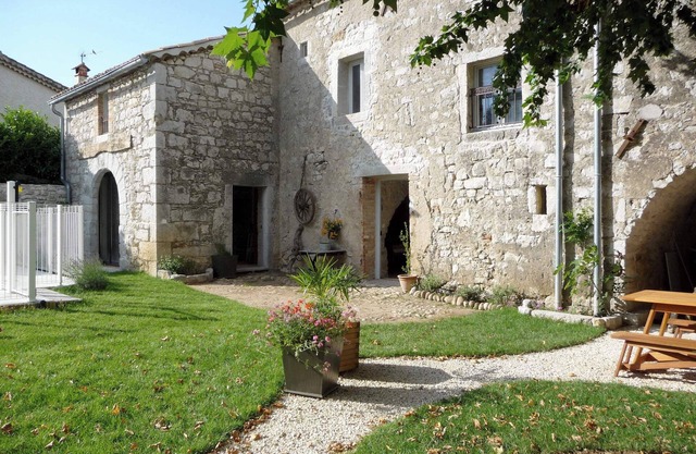 Le Mas des Bignones, Provençal farmhouse: pool, fenced garden, south of Ardèche
