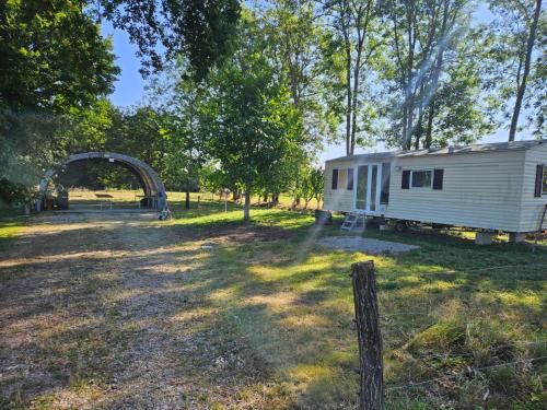Le mobile home est dans le pré
