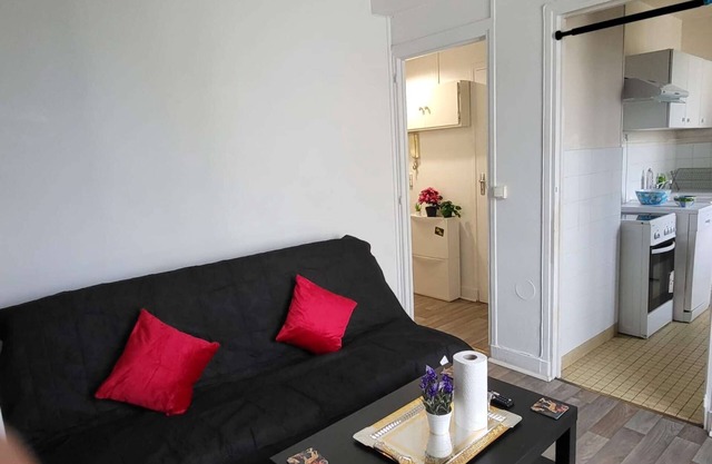 Le Nid de Basch awaits you! Located in a residential area in the commune of Thiais.