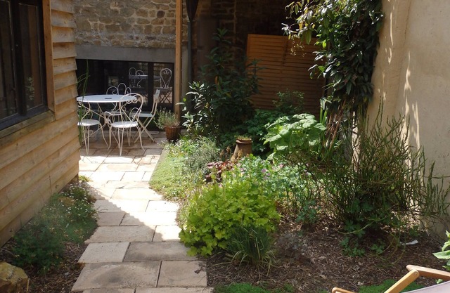 Le patio d'Helxine, town house with patio, shops, 15 minutes from the coast