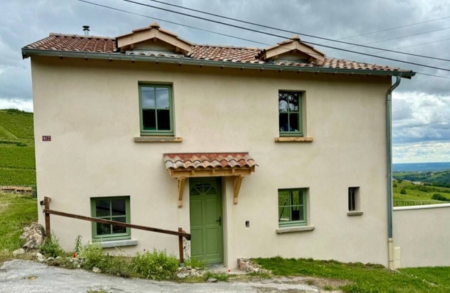 Le Petit Paradis, a pretty family home with a superb 180° view of the vineyards