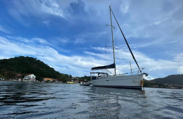 Le Voilier dans la baie des Saintes