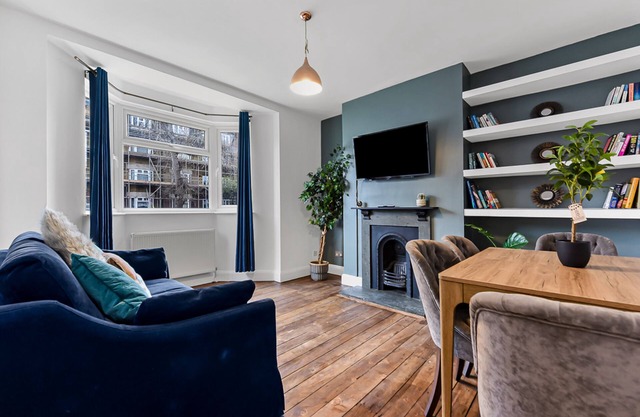 Leafy Oasis: Wandsworth Chic Pad