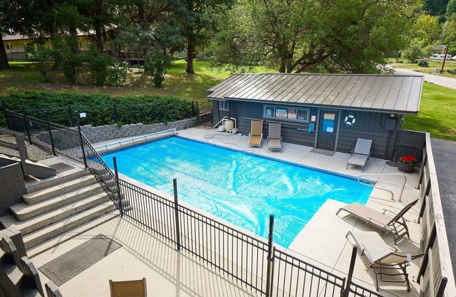 Leavenworth Retreat - pet-friendly with hot tub and mountain views