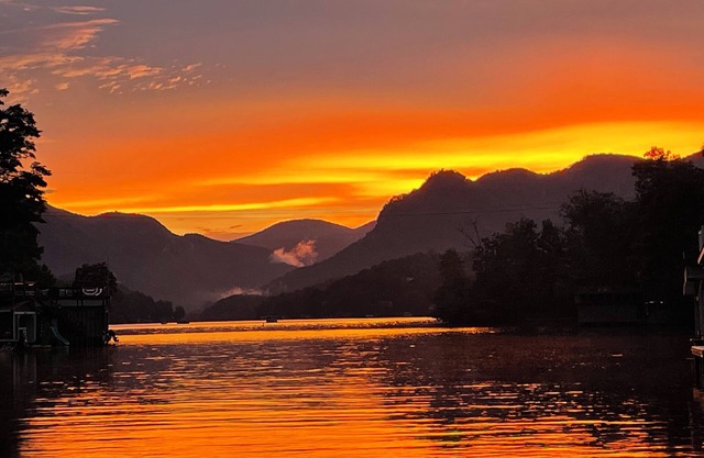 Ledfords Landing Lakefront-Spectacular sunset & mountain views! Pontoon optional