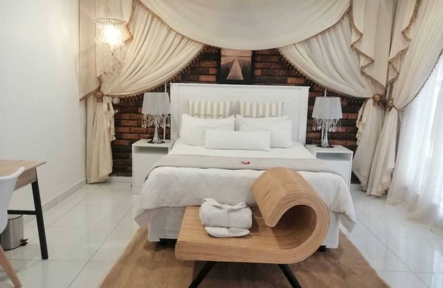 Ledimor Guesthouse noffers a 4 star accommodation. A stone away from Kruger