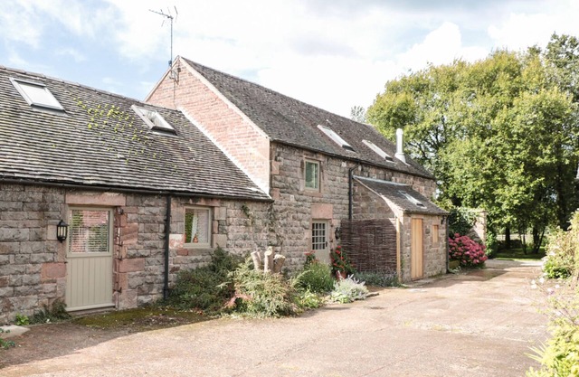 LEE HOUSE COTTAGE, family friendly, with hot tub in Cheddleton