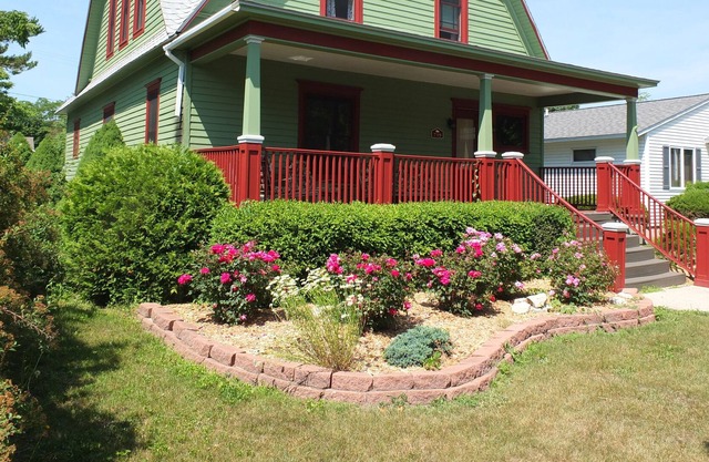 Leelanau Cottage - BEAUTIFULLY RENOVATED & HISTORIC! / WALK TO BEACH & DOWNTOWN!