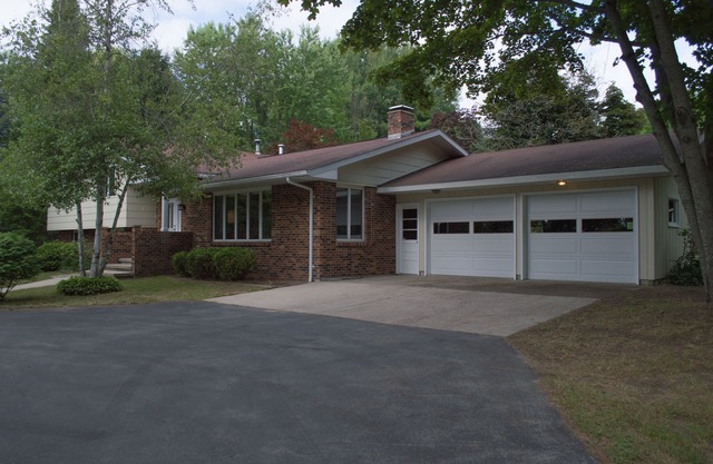 Leelanau County Home! Fenced yard - Pet Friendly!