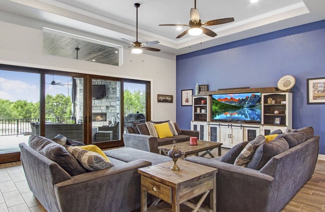 Legends at Canyon Lake - Private hot tub and outdoor entertaining area!